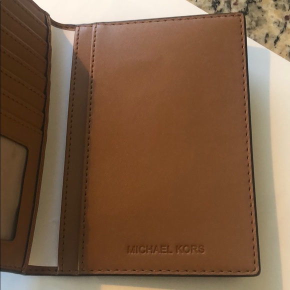 Michael Kors Passport wallet - Picture 4 of 5